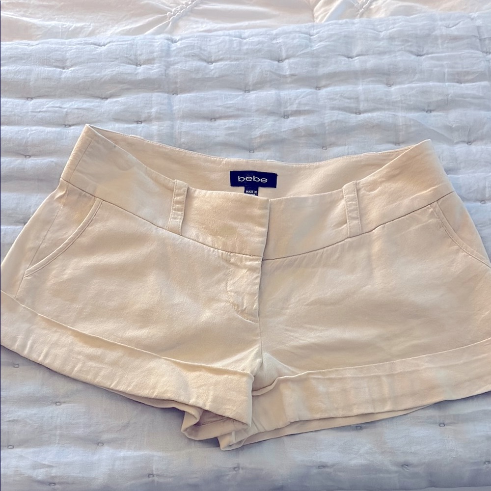 Bebe Cream low rise linen Shorts